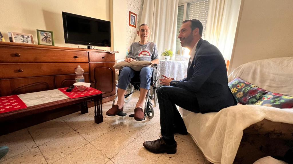 La dramática e injusta historia de Juan, enfermo de ELA ‘atrapado’ sin poder salir de su piso desde hace casi siete meses en un cuarto sin&nbsp;ascensor