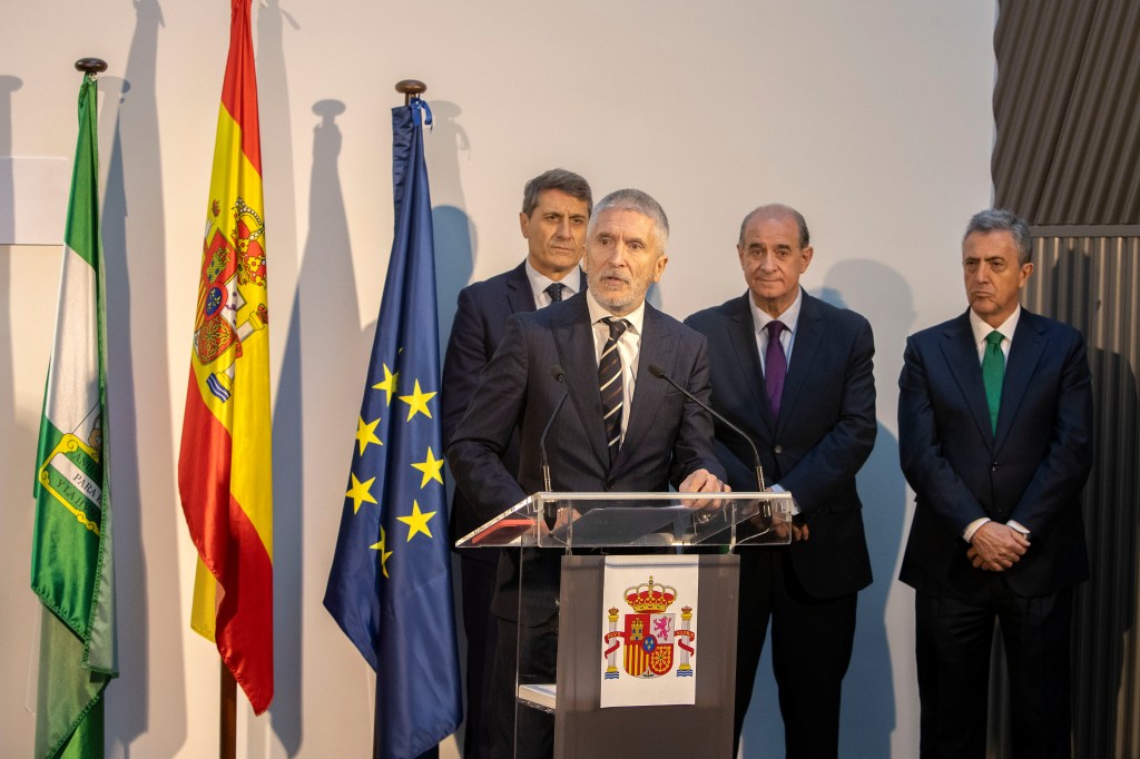 Caza a los narcos en Barbate: la Guardia Civil busca a los que han matado a dos agentes tras embestir contra ellos con una potente lancha en el&nbsp;puerto