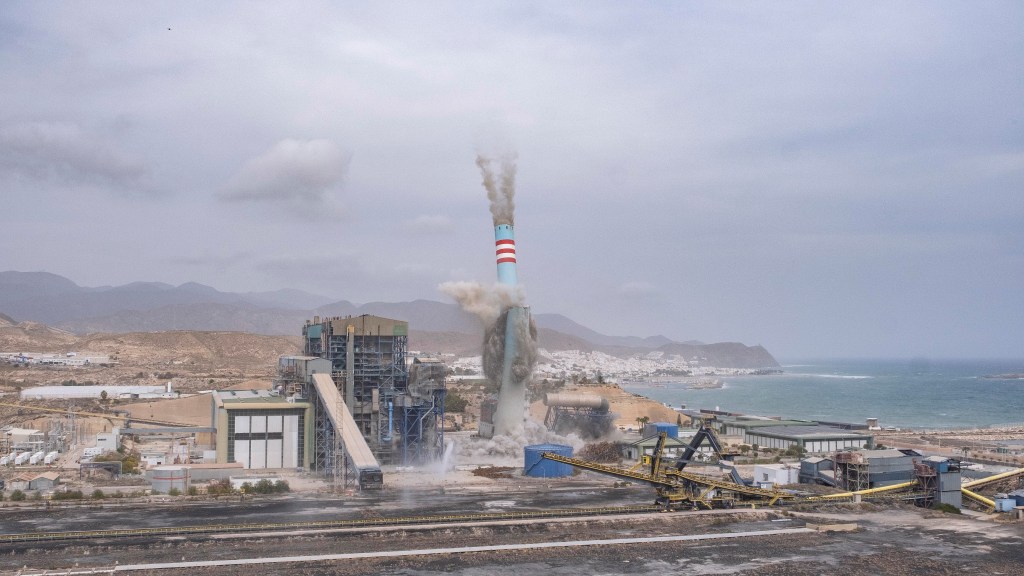 La inevitable transición: Endesa derriba la chimenea de la central de gas de Carboneras  y apuesta por la electrificación, mientras el futuro de la térmica de Arcos de Iberdrola es muy ncierto pese a que invertirá 41.000 llones en&nbsp;España